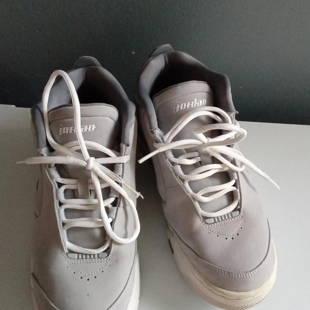 Jordan‎ Air Jumpman Casual Basketball Shoes Gray White Men Size 9.5